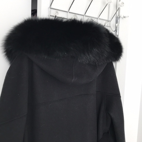 LUXURIOUS, AND ELEGANT COAT ~ Fine wool and fox fur collar. - Picture 7 of 14